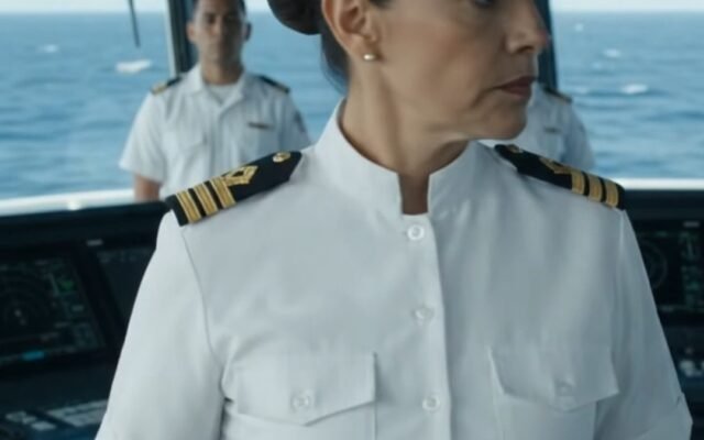 La Esposa del Millonario humilló a una joven por su apariencia en un Yate de Lujo, sin imaginar que la máxima autoridad del barco le aplicaría la peor ley
